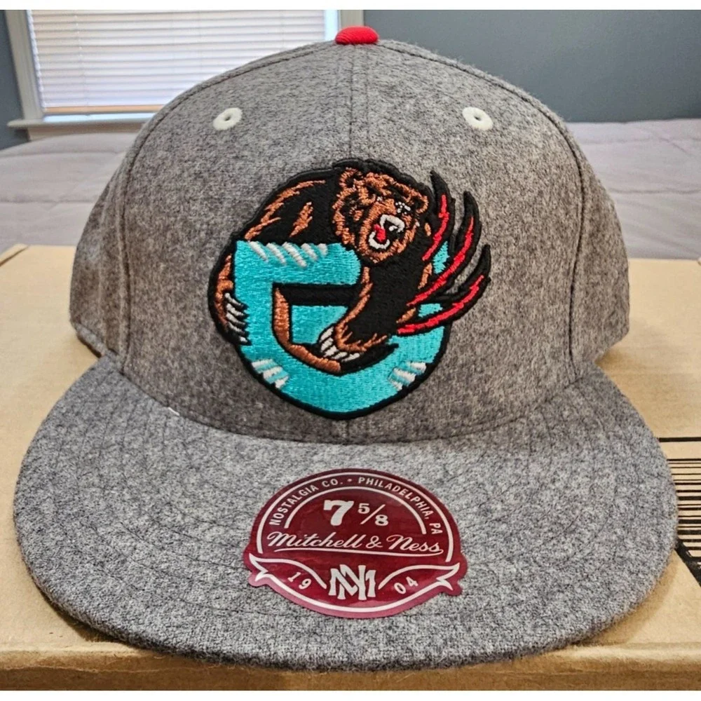 Mitchell & Ness® (SIZE 7 5/8) Vancouver Grizzlies Hardwood Classics™ Fitted Cap